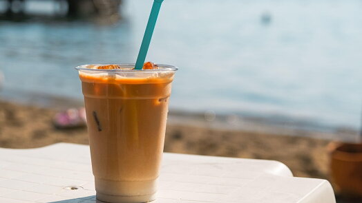 Hitem léta je španělské ledové latté: Sladkou kávu se salkem a skořicí zvládnete doma za 5 minut