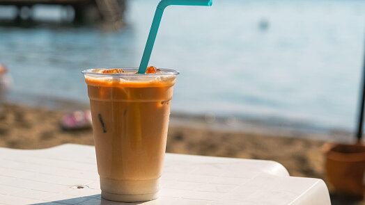 Hitem léta je španělské ledové latté: Sladkou kávu se salkem a skořicí zvládnete doma za 5 minut a chuť je božská