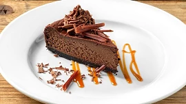 Hit internetu: Nepečený jablečný čokoládový dort jen ze dvou ingrediencí je krásně vláčný a na přípravu snadný