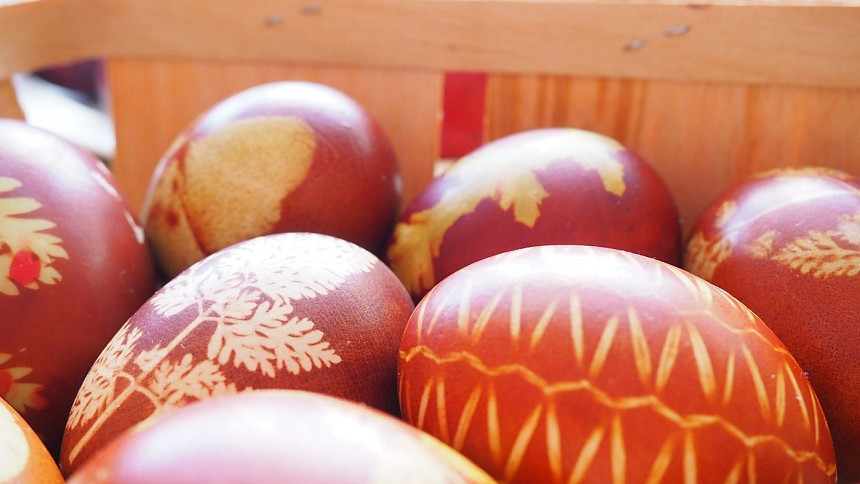 Historie barvení vajíček: Čarodějky používaly rezavé hřebíky a anglický král nechal vejce zdobit zlatem