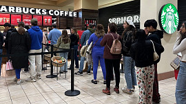 Fronty od čtyř ráno a okamžitě vyprodáno. Medvídkový hrníček za 600 Kč přilákal před kavárny davy