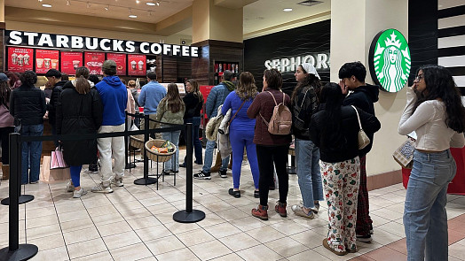 Fronty od čtyř ráno a okamžitě vyprodáno. Medvídkový hrníček za 600 Kč přilákal před kavárny davy