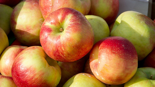 Jak dostat různé postřiky a pesticidy z ovoce? Pouhé omytí nestačí, ale pomůže ocet i soda, když se používají správně