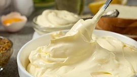 Hitem internetu je majonéza z volského oka: Stačí přidat jen olej a hořčici, rozmixovat, dochutit a máte do pár minut hotovo