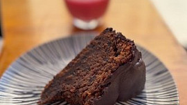 Dokonalý čokoládový dort jen ze tří ingrediencí a bez mouky: Připravený je do půlhodinky a nikdo mu neodolá