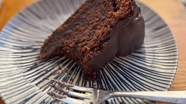 Dokonalý čokoládový dort jen ze tří ingrediencí a bez mouky: Připravený je do půlhodinky a nikdo mu neodolá