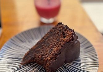 Dokonalý čokoládový dort jen ze tří ingrediencí a bez mouky: Připravený je do půlhodinky a nikdo mu neodolá