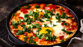 Jídlo pro zahřátí? Tuniská variace na lečo vás dostane vůní římského kmínu a česneku a zvedne vám náladu Jídlo pro zahřátí? Tuniská variace na lečo vás dostane vůní římského kmínu a česneku a zvedne vám náladu