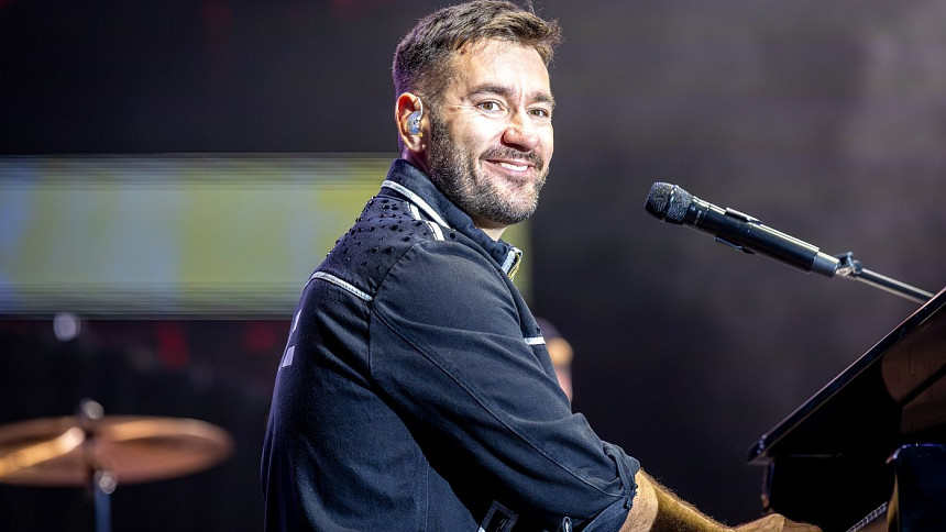 Marek Ztracený to umí rozbalit na pódiu i v kuchyni.