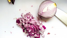 Slzy v kuchyni? Už nikdy! Zjistěte, jak nakrájet cibuli bez pláče