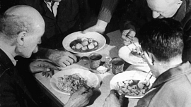 Co se jedlo za války: Recepty na vánočku bez vajec, med z margarínu nebo krém skoro z ničeho můžete zkusit i dnes