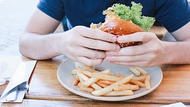 Známá řčení o jídle: Kdo slavný řekl, že "hlad je nejlepší kuchař" a proč "pozdní hosti jedí kosti"?