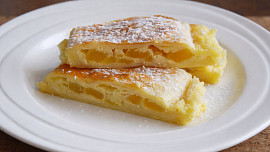 Úžasný pudinkový štrúdl bez kynutí: Voní vanilkou a hruškami, příprava je snadná a hotový ho budete mít během chvíle