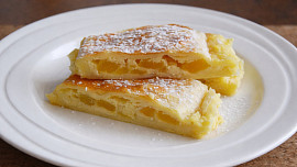 Úžasný pudinkový štrúdl bez kynutí: Voní vanilkou a hruškami, příprava je snadná a hotový ho budete mít během chvíle