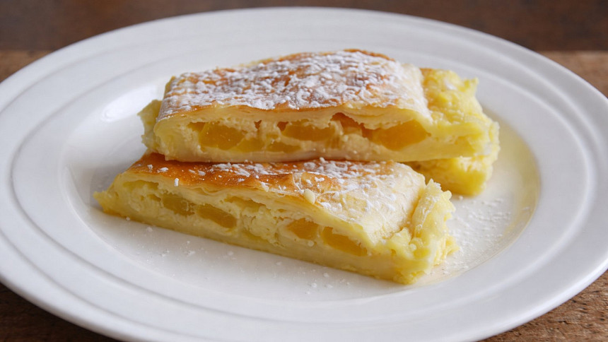 Úžasný pudinkový štrúdl bez kynutí: Voní vanilkou a hruškami, příprava je snadná a hotový ho budete mít během chvíle