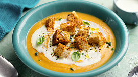 Jak osmažit housku do polévky, aby se nerozmočila. Tyhle krutony jsou dokonale křupavé a téměř bez práce