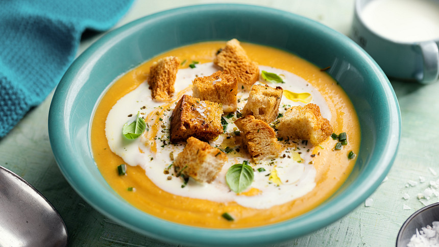 Křupavé krutony vylepší každou polévku, v tomto případě dýňovou.