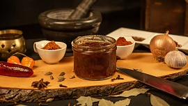 Cibulová marmeláda je luxusní delikatesa za hubičku. Víte, jak ji připravit?