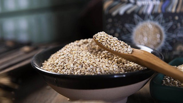Quinoa je zdravější a bezlepkovou alternativou rýže. Umíte ji správně připravit?