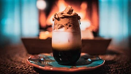 Dalgona coffee, espresso tonic nebo nitro cold brew? Připomeňte si nejslavnější kávové speciality poslední doby