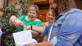 Vítězka Peče celá země Martina pokřtila svoji kuchařku: Tekly slzy štěstí, bouchalo šampaňské a ochutnávaly se trubičky s nivou