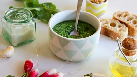 Ředkvičkové listy končí v koši neprávem. Jsou skvělé pro obohacení polévek a vyrobíme z nich i tohle skvělé pesto