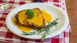 Nejslavnější steakové omáčky světa: Ochutnejte pepřovou klasiku i argentinskou chimichurri