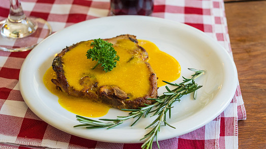 Nejslavnější steakové omáčky světa: Ochutnejte pepřovou klasiku i argentinskou chimichurri