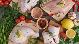 Proč nikdy nemýt kuřecí maso před přípravou? Odborníci varují: Riskujete onemocnění i zhoršení chuti pokrmu