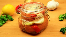 Tipy na jedlé dárky: Vyrobte domácí Bailey's nebo sváteční utopence!