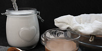 Jak vyrobit domácí rostlinné mléko za pár korun? Je to snadné a stačí dvě ingredience!
