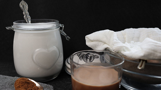 Jak vyrobit domácí rostlinné mléko za pár korun? Je to snadné a stačí dvě ingredience!