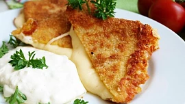 Smažený sýr jedli už za první republiky. Česká klasika začala jako levná náhražka řízků