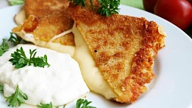 Smažený sýr jedli už za první republiky. Česká klasika začala jako levná náhražka řízků