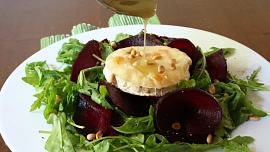 Doba salátová: Vyzkoušejte netradiční dresingy s mákem nebo pomerančem!