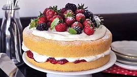 Lehké dorty na jaro: Chce to tvaroh a čerstvé ovoce. Pro děti připravte jedinečný palačinkový