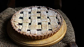 Linecký koláč: Upečte si rakouskou specialitu z mandlového těsta s rybízovou náplní!