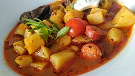 Uvařte si buřtguláš! Levné trampské jídlo skvěle zasytí celou rodinu a hotové je raz dva