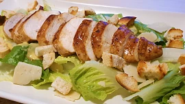 Vyzkoušejte světově proslulé saláty: Jak připravit Caesar, Nicoise nebo Waldorf?