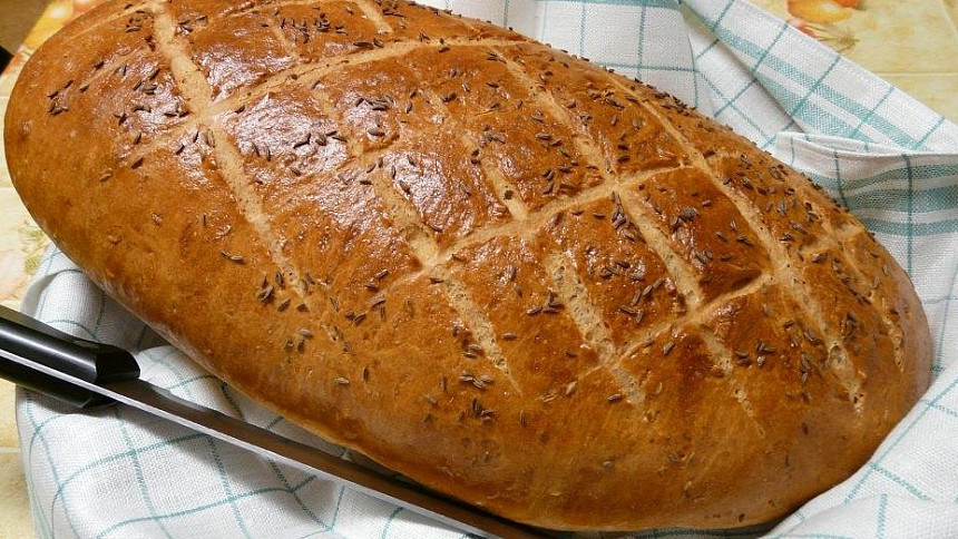 Tvrdý chleba do koše nepatří! Vyzkoušejte jednoduché triky, jak zachránit jídlo a ušetřit peníze