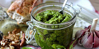 Pesto presto! Jak vyrobit levnou českou verzi slavné italské speciality, kterou si zamilujete?