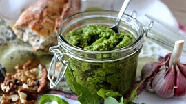 Pesto presto! Jak vyrobit levnou českou verzi slavné italské speciality, kterou si zamilujete?