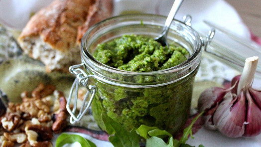 Pesto presto! Jak vyrobit levnou českou verzi slavné italské speciality, kterou si zamilujete?