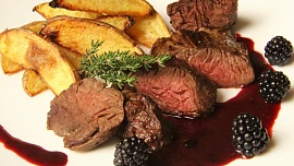 7 triků, jak připravit dokonalý steak: Chce to kvalitní maso i pánev a pár snadných vychytávek