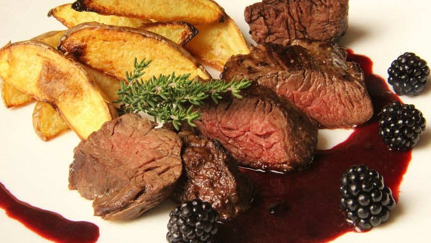 7 triků, jak připravit dokonalý steak: Chce to kvalitní maso i pánev a pár snadných vychytávek