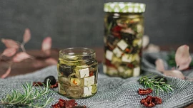 Chcete vynikající chuťovku nebo originální jedlý dárek? Naučte se nakládat sýry do oleje