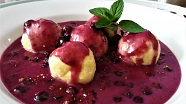 Tvarohové knedlíky třikrát jinak: plněné meruňkami, s marcipánem nebo s ovocným přelivem