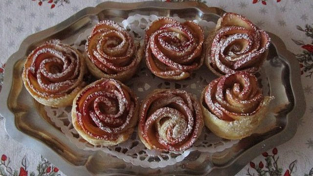 Dezerty z broskví: Vyzkoušejte nepečené sušenkové lasagne nebo kouzelné broskvové květy