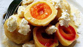 12 nejlepších ovocných knedlíků: Dáte si bramborové se švestkami nebo péřové s meruňkami?