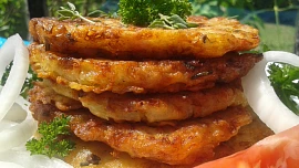 Znáte křupavé placky cibuláčky? Netradiční obměnu bramboráčků si zamilujete!